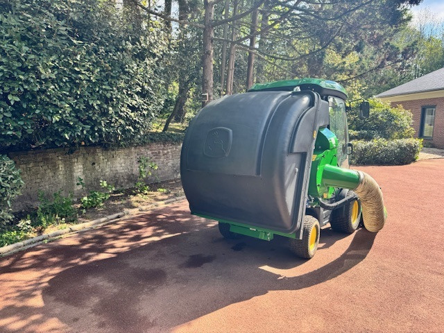 JOHN DEERE 1585 - Ruohonleikkuri: kuva JOHN DEERE 1585 - Ruohonleikkuri JOHN DEERE 1585 - Ruohonleikkuri: kuva JOHN DEERE 1585 - Ruohonleikkuri