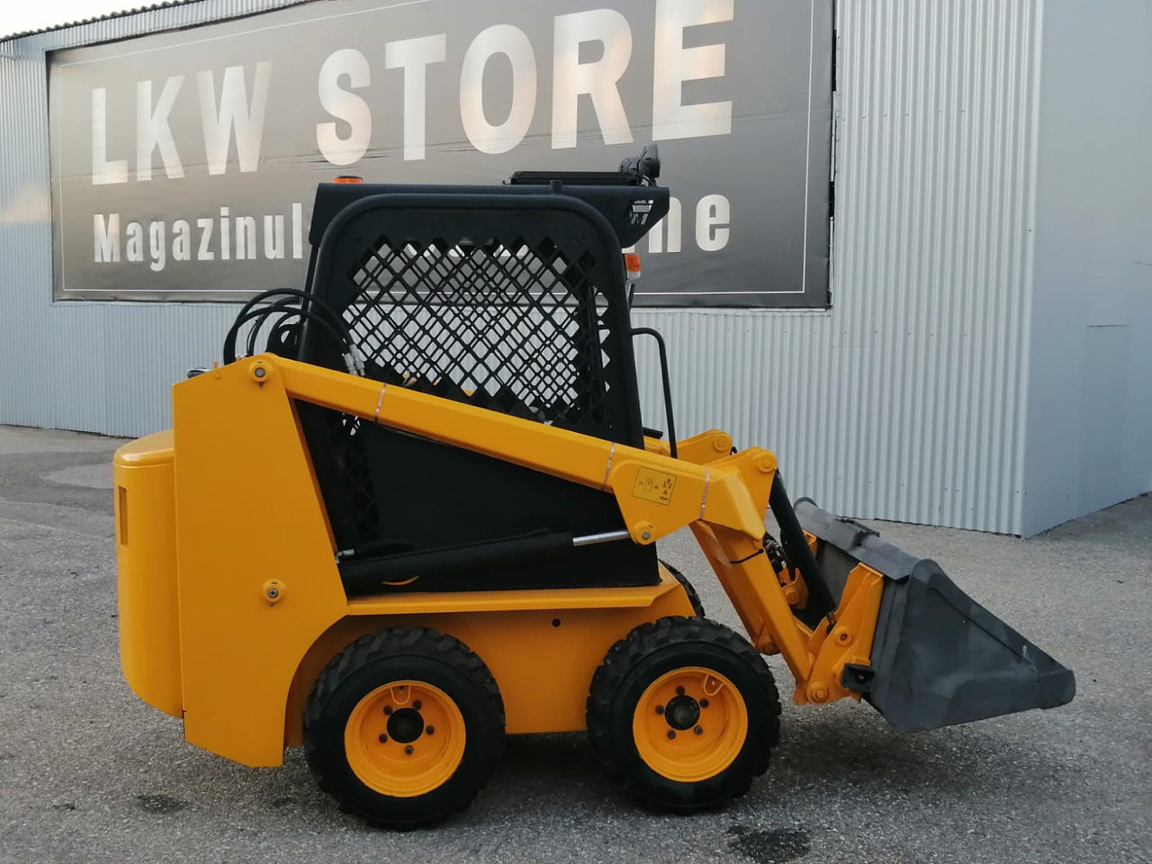 Bobcat Front Loader Ram Italia FM 120 – Hammer Installation - Liukuohjattu kuormaaja: kuva Bobcat Front Loader Ram Italia FM 120 – Hammer Installation - Liukuohjattu kuormaaja Bobcat Front Loader Ram Italia FM 120 – Hammer Installation - Liukuohjattu kuormaaja: kuva Bobcat Front Loader Ram Italia FM 120 – Hammer Installation - Liukuohjattu kuormaaja