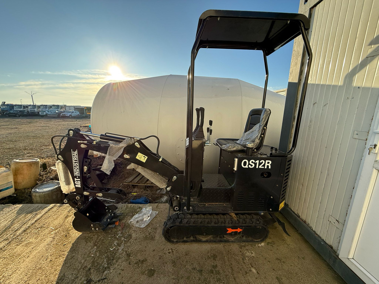 MINIEXCAVATOR JPC H10 - Minikuormaaja: kuva  MINIEXCAVATOR JPC H10 - Minikuormaaja MINIEXCAVATOR JPC H10 - Minikuormaaja: kuva  MINIEXCAVATOR JPC H10 - Minikuormaaja