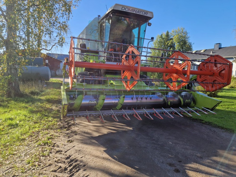 CLAAS Dominator 130 - Leikkuupuimuri: kuva CLAAS Dominator 130 - Leikkuupuimuri CLAAS Dominator 130 - Leikkuupuimuri: kuva CLAAS Dominator 130 - Leikkuupuimuri
