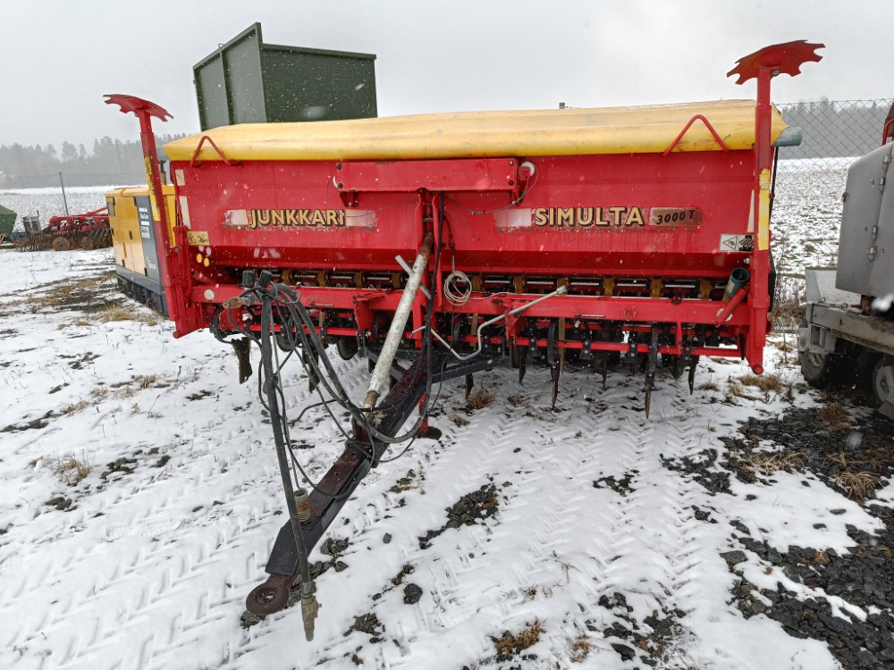 Junkkari Simulta S3000T Takapyöräkone kiekkovantailla - Kylvölannoitin: kuva Junkkari Simulta S3000T Takapyöräkone kiekkovantailla - Kylvölannoitin Junkkari Simulta S3000T Takapyöräkone kiekkovantailla - Kylvölannoitin: kuva Junkkari Simulta S3000T Takapyöräkone kiekkovantailla - Kylvölannoitin