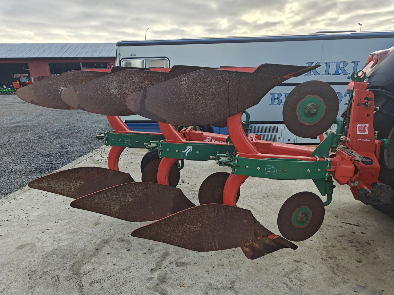 KVERNELAND E 160-8 - 3-siipinen paluuaura - Aura: kuva KVERNELAND E 160-8 - 3-siipinen paluuaura - Aura KVERNELAND E 160-8 - 3-siipinen paluuaura - Aura: kuva KVERNELAND E 160-8 - 3-siipinen paluuaura - Aura