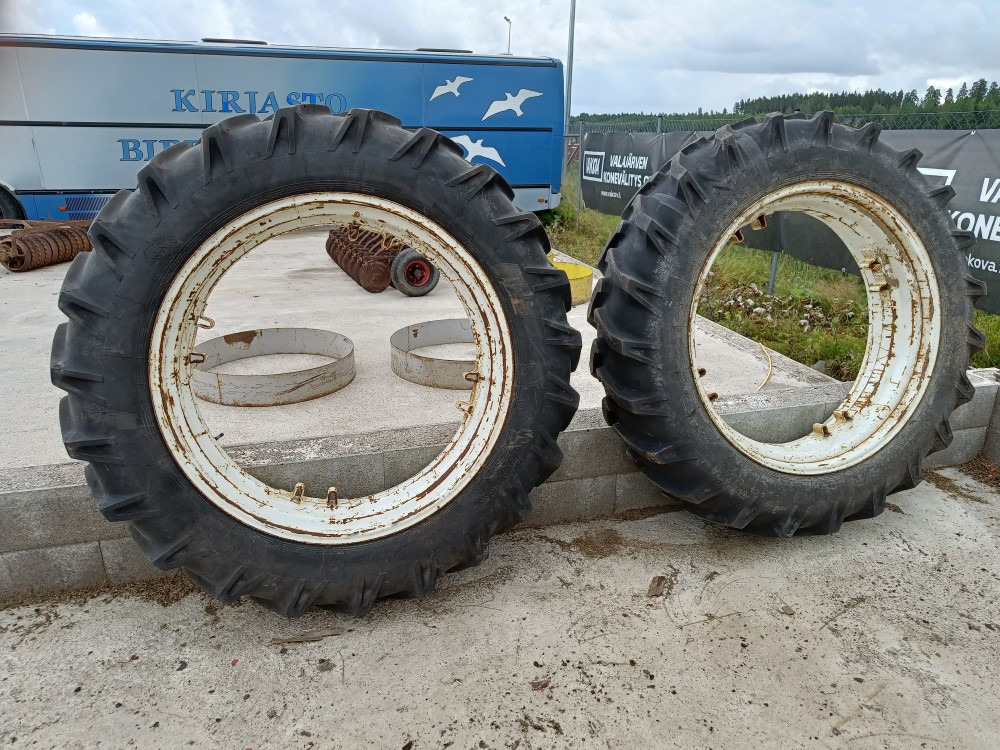 Renkaat 13.6/12x38 vannekehillä Pintaa hyvin! - Traktori: kuva Renkaat 13.6/12x38 vannekehillä Pintaa hyvin! - Traktori Renkaat 13.6/12x38 vannekehillä Pintaa hyvin! - Traktori: kuva Renkaat 13.6/12x38 vannekehillä Pintaa hyvin! - Traktori