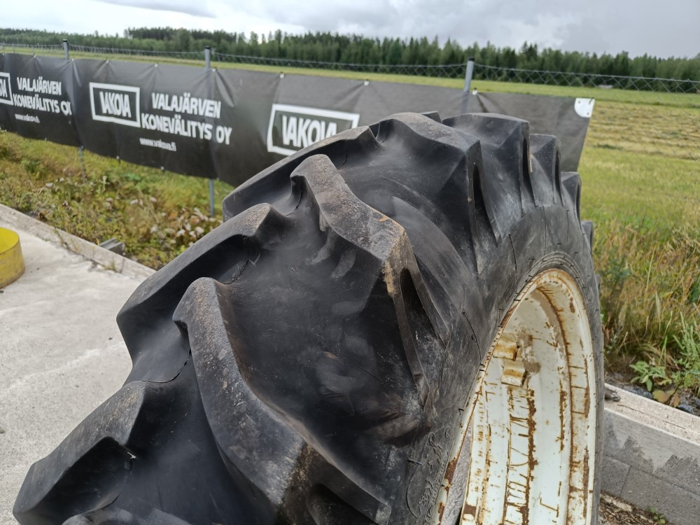 Renkaat 13.6/12x38 vannekehillä Pintaa hyvin! - Traktori: kuva Renkaat 13.6/12x38 vannekehillä Pintaa hyvin! - Traktori Renkaat 13.6/12x38 vannekehillä Pintaa hyvin! - Traktori: kuva Renkaat 13.6/12x38 vannekehillä Pintaa hyvin! - Traktori