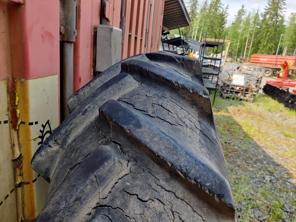 Traktorin renkaat 13.6x36 vannekehillä - Rengas - Traktori: kuva Traktorin renkaat 13.6x36 vannekehillä - Rengas - Traktori Traktorin renkaat 13.6x36 vannekehillä - Rengas - Traktori: kuva Traktorin renkaat 13.6x36 vannekehillä - Rengas - Traktori