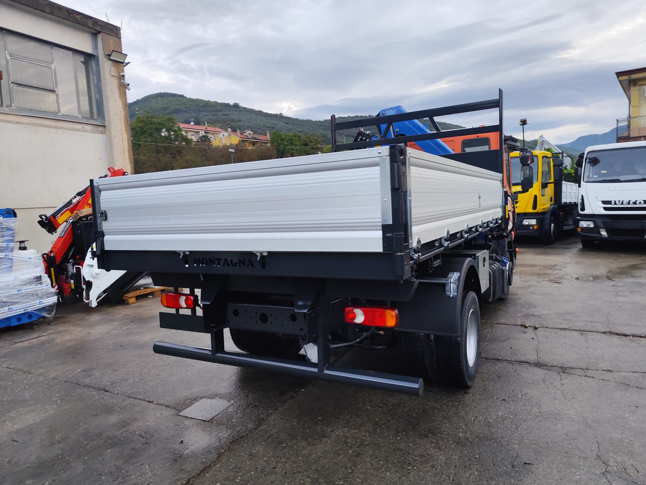 Nosturiauto, Kippiauto kuorma-auto IVECO EUROCARGO 120-90L: kuva Nosturiauto, Kippiauto kuorma-auto IVECO EUROCARGO 120-90L Nosturiauto, Kippiauto kuorma-auto IVECO EUROCARGO 120-90L: kuva Nosturiauto, Kippiauto kuorma-auto IVECO EUROCARGO 120-90L