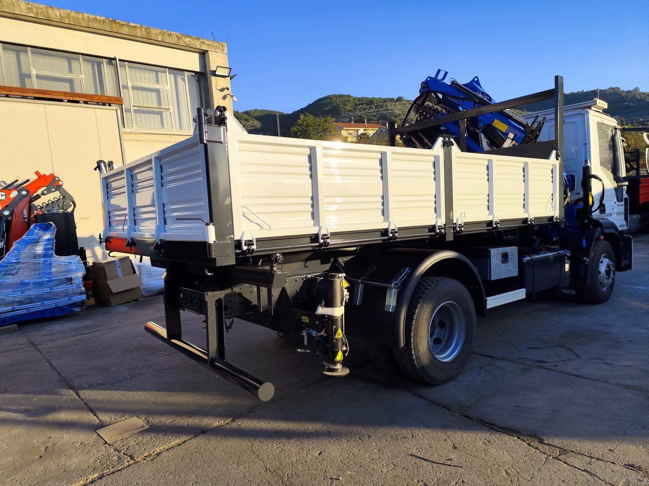 IVECO EUROCARGO 160-250 - Nosturiauto, Kippiauto kuorma-auto: kuva IVECO EUROCARGO 160-250 - Nosturiauto, Kippiauto kuorma-auto IVECO EUROCARGO 160-250 - Nosturiauto, Kippiauto kuorma-auto: kuva IVECO EUROCARGO 160-250 - Nosturiauto, Kippiauto kuorma-auto