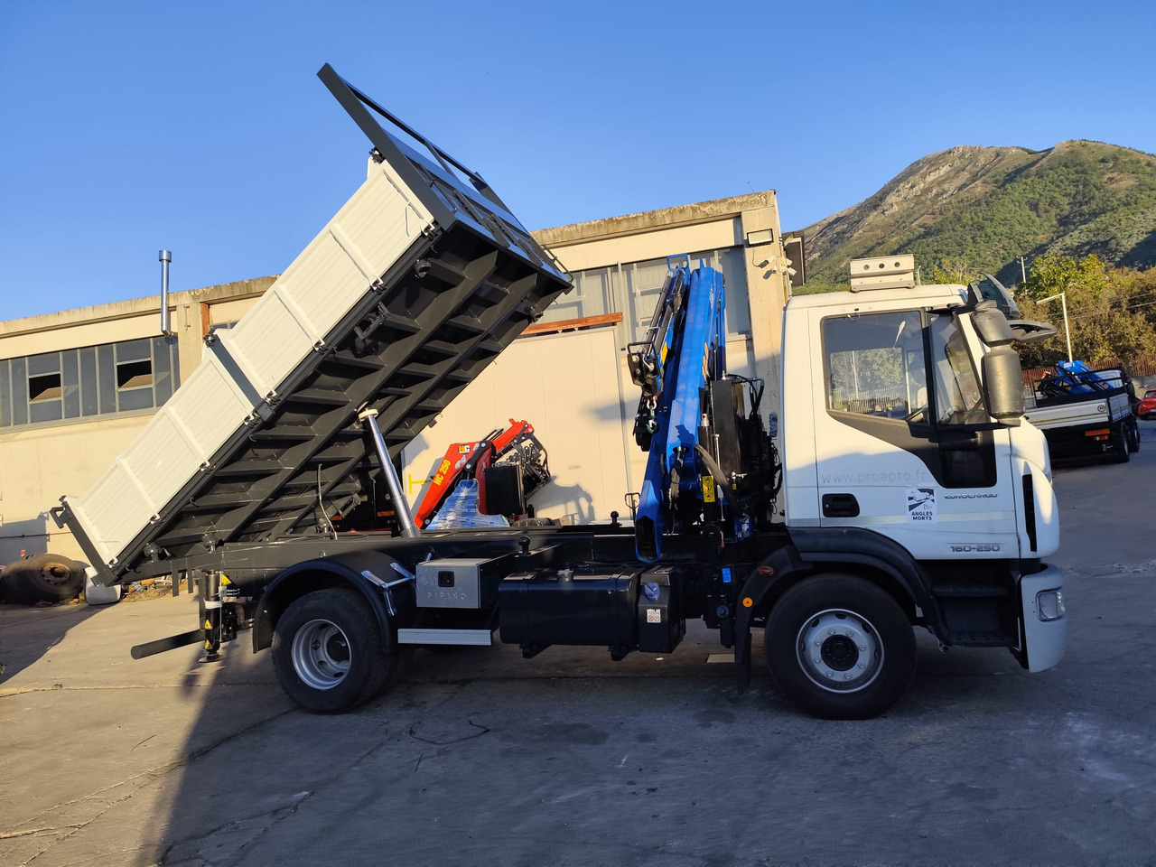 Nosturiauto, Kippiauto kuorma-auto IVECO EUROCARGO 160-250: kuva Nosturiauto, Kippiauto kuorma-auto IVECO EUROCARGO 160-250 Nosturiauto, Kippiauto kuorma-auto IVECO EUROCARGO 160-250: kuva Nosturiauto, Kippiauto kuorma-auto IVECO EUROCARGO 160-250