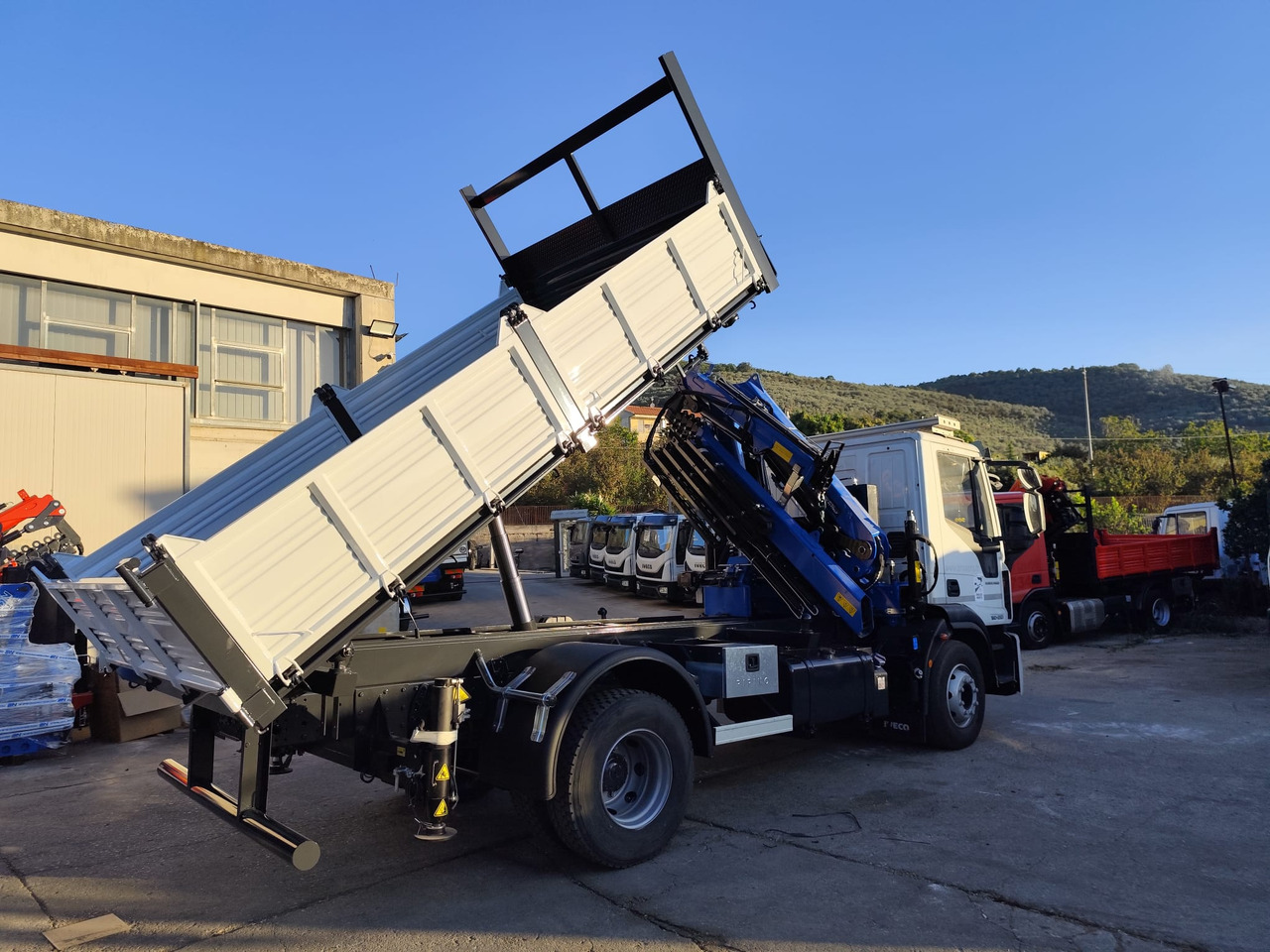 Nosturiauto, Kippiauto kuorma-auto IVECO EUROCARGO 160-250: kuva Nosturiauto, Kippiauto kuorma-auto IVECO EUROCARGO 160-250 Nosturiauto, Kippiauto kuorma-auto IVECO EUROCARGO 160-250: kuva Nosturiauto, Kippiauto kuorma-auto IVECO EUROCARGO 160-250