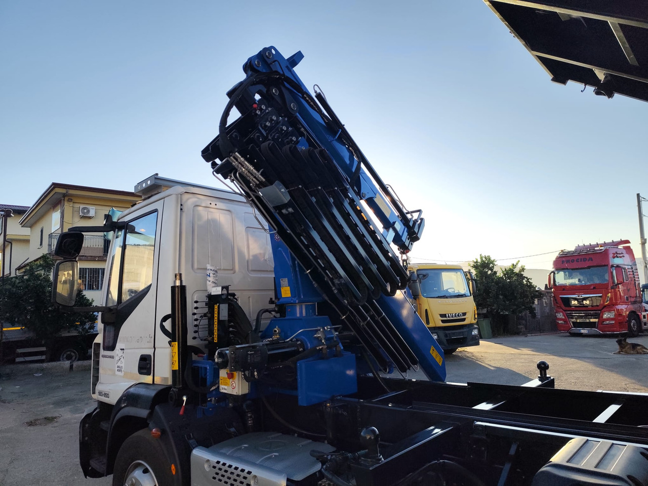 Nosturiauto, Kippiauto kuorma-auto IVECO EUROCARGO 160-250: kuva Nosturiauto, Kippiauto kuorma-auto IVECO EUROCARGO 160-250 Nosturiauto, Kippiauto kuorma-auto IVECO EUROCARGO 160-250: kuva Nosturiauto, Kippiauto kuorma-auto IVECO EUROCARGO 160-250