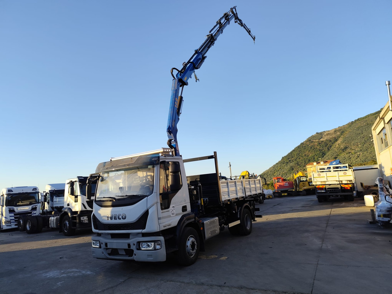 Nosturiauto, Kippiauto kuorma-auto IVECO EUROCARGO 160-250: kuva Nosturiauto, Kippiauto kuorma-auto IVECO EUROCARGO 160-250 Nosturiauto, Kippiauto kuorma-auto IVECO EUROCARGO 160-250: kuva Nosturiauto, Kippiauto kuorma-auto IVECO EUROCARGO 160-250