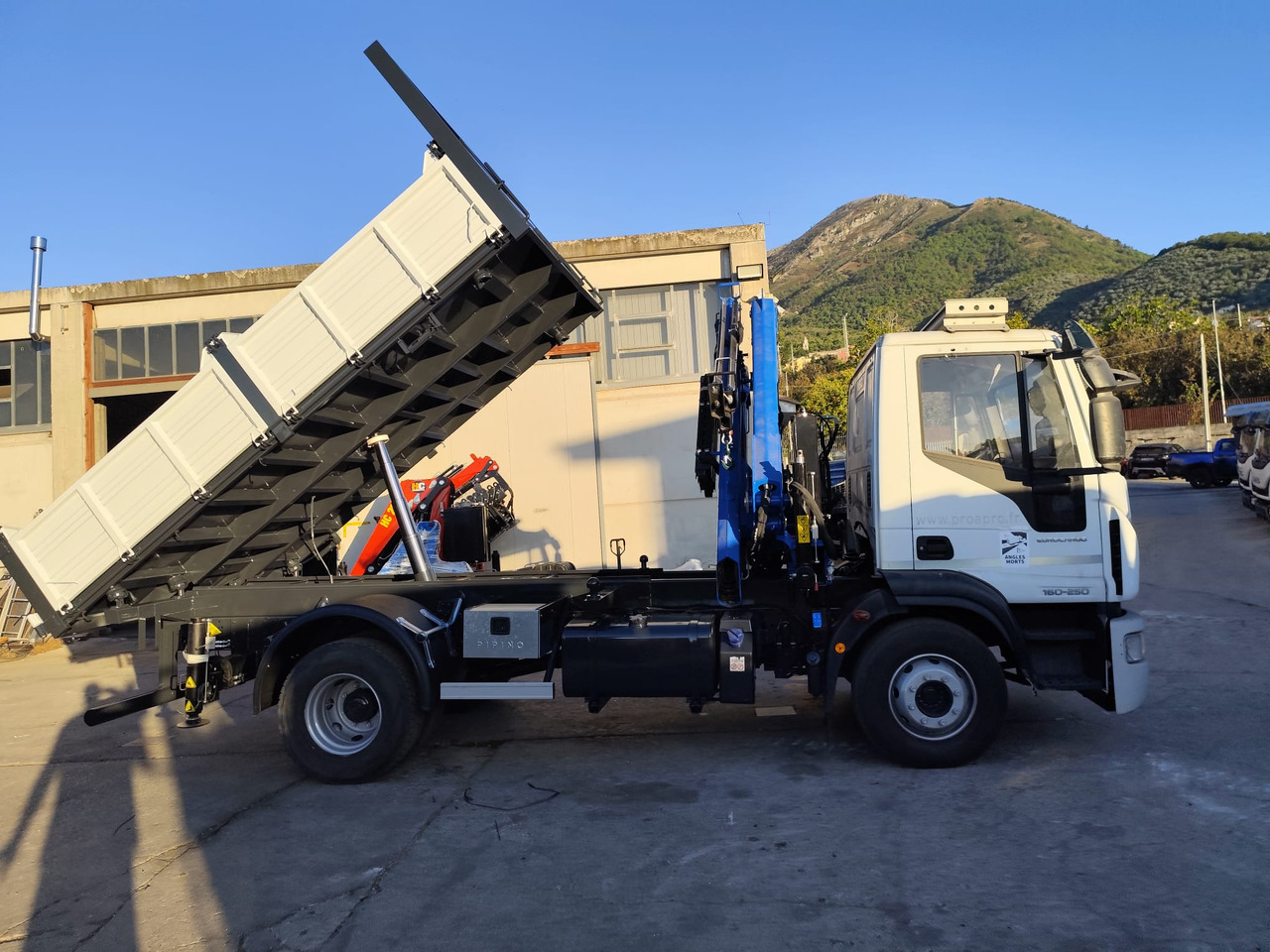 Nosturiauto, Kippiauto kuorma-auto IVECO EUROCARGO 160-250: kuva Nosturiauto, Kippiauto kuorma-auto IVECO EUROCARGO 160-250 Nosturiauto, Kippiauto kuorma-auto IVECO EUROCARGO 160-250: kuva Nosturiauto, Kippiauto kuorma-auto IVECO EUROCARGO 160-250