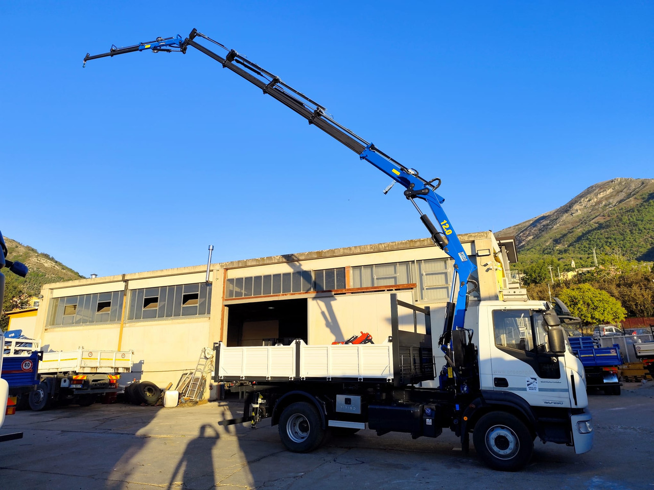 Nosturiauto, Kippiauto kuorma-auto IVECO EUROCARGO 160-250: kuva Nosturiauto, Kippiauto kuorma-auto IVECO EUROCARGO 160-250 Nosturiauto, Kippiauto kuorma-auto IVECO EUROCARGO 160-250: kuva Nosturiauto, Kippiauto kuorma-auto IVECO EUROCARGO 160-250