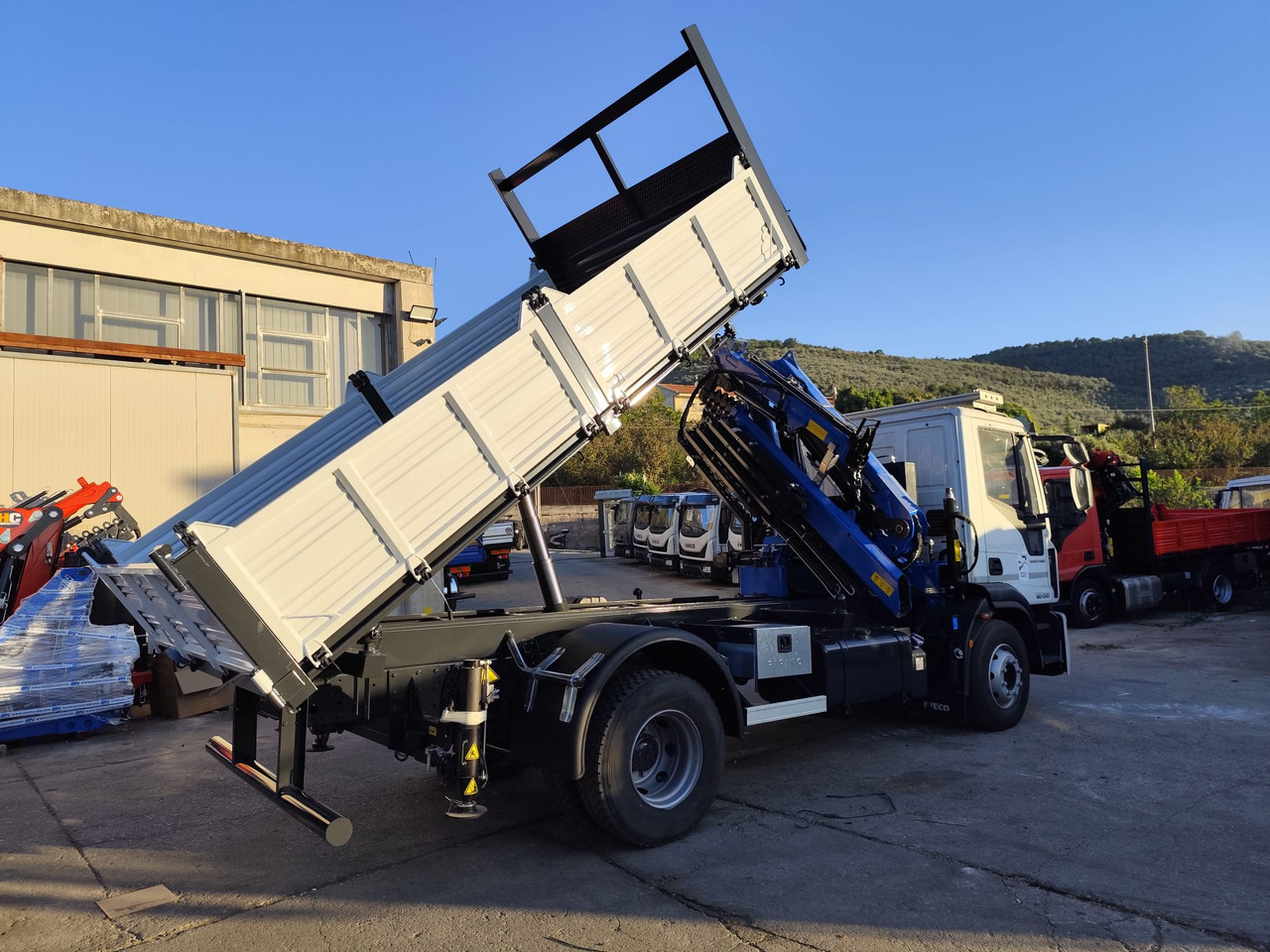 Nosturiauto, Kippiauto kuorma-auto IVECO EUROCARGO 160-250: kuva Nosturiauto, Kippiauto kuorma-auto IVECO EUROCARGO 160-250 Nosturiauto, Kippiauto kuorma-auto IVECO EUROCARGO 160-250: kuva Nosturiauto, Kippiauto kuorma-auto IVECO EUROCARGO 160-250