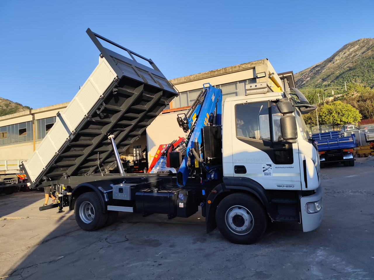 Nosturiauto, Kippiauto kuorma-auto IVECO EUROCARGO 160-250: kuva Nosturiauto, Kippiauto kuorma-auto IVECO EUROCARGO 160-250 Nosturiauto, Kippiauto kuorma-auto IVECO EUROCARGO 160-250: kuva Nosturiauto, Kippiauto kuorma-auto IVECO EUROCARGO 160-250