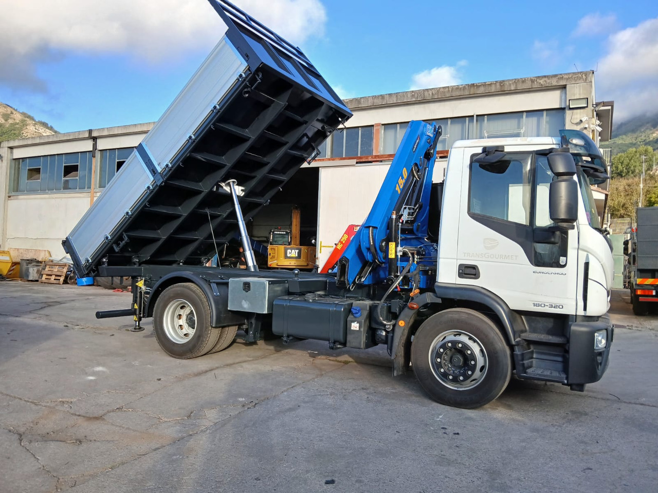 IVECO EUROCARGO 180-320 - Nosturiauto, Kippiauto kuorma-auto: kuva IVECO EUROCARGO 180-320 - Nosturiauto, Kippiauto kuorma-auto IVECO EUROCARGO 180-320 - Nosturiauto, Kippiauto kuorma-auto: kuva IVECO EUROCARGO 180-320 - Nosturiauto, Kippiauto kuorma-auto