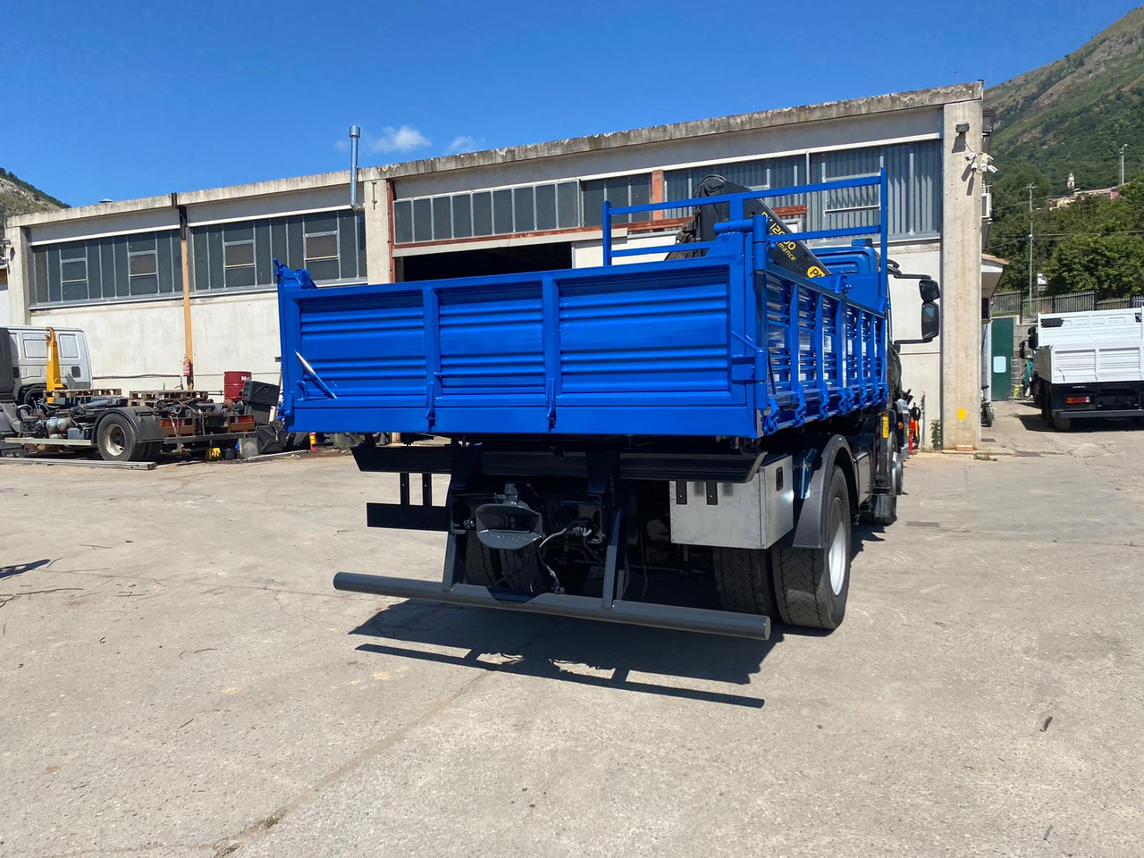 Nosturiauto, Kippiauto kuorma-auto IVECO EUROCARGO 190EL28: kuva Nosturiauto, Kippiauto kuorma-auto IVECO EUROCARGO 190EL28 Nosturiauto, Kippiauto kuorma-auto IVECO EUROCARGO 190EL28: kuva Nosturiauto, Kippiauto kuorma-auto IVECO EUROCARGO 190EL28