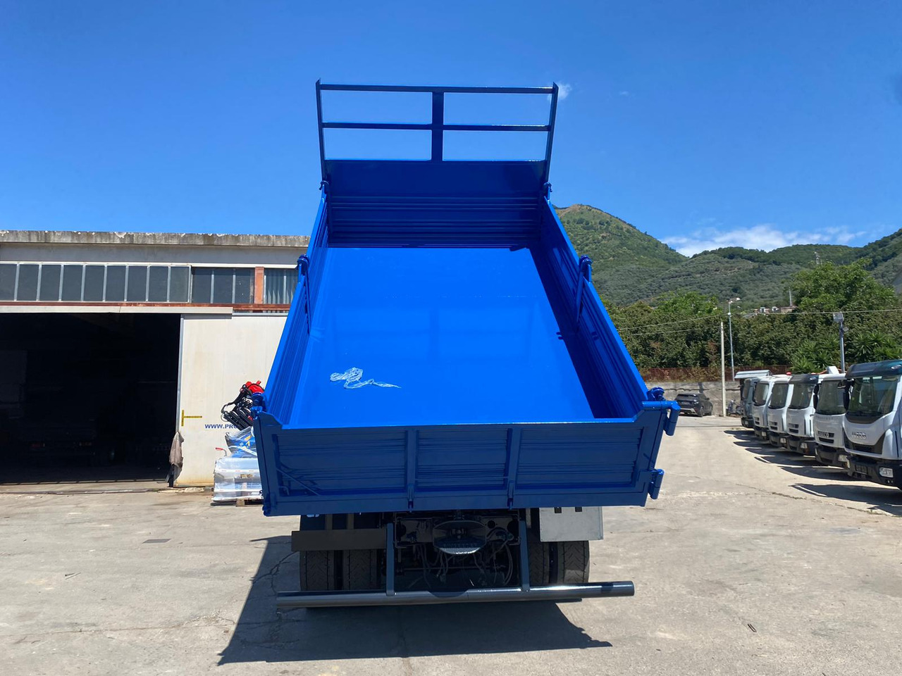 Nosturiauto, Kippiauto kuorma-auto IVECO EUROCARGO 190EL28: kuva Nosturiauto, Kippiauto kuorma-auto IVECO EUROCARGO 190EL28 Nosturiauto, Kippiauto kuorma-auto IVECO EUROCARGO 190EL28: kuva Nosturiauto, Kippiauto kuorma-auto IVECO EUROCARGO 190EL28