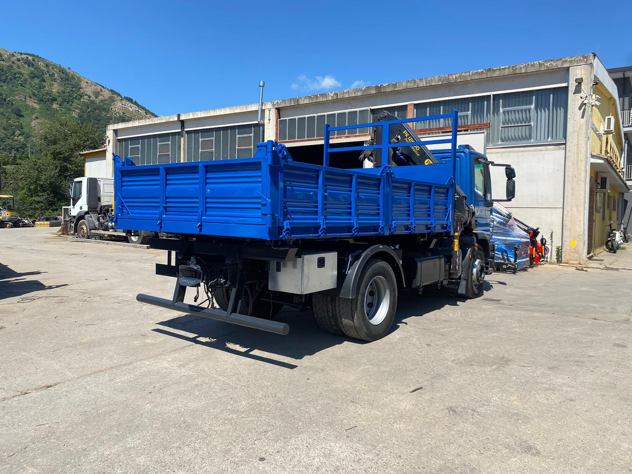 Nosturiauto, Kippiauto kuorma-auto IVECO EUROCARGO 190EL28: kuva Nosturiauto, Kippiauto kuorma-auto IVECO EUROCARGO 190EL28 Nosturiauto, Kippiauto kuorma-auto IVECO EUROCARGO 190EL28: kuva Nosturiauto, Kippiauto kuorma-auto IVECO EUROCARGO 190EL28