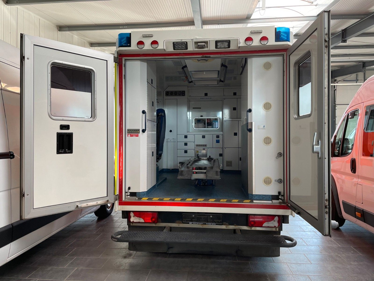 Mercedes-Benz Sprinter II Rettungswagen 519 CDI - Ambulanssi: kuva Mercedes-Benz Sprinter II Rettungswagen 519 CDI - Ambulanssi Mercedes-Benz Sprinter II Rettungswagen 519 CDI - Ambulanssi: kuva Mercedes-Benz Sprinter II Rettungswagen 519 CDI - Ambulanssi