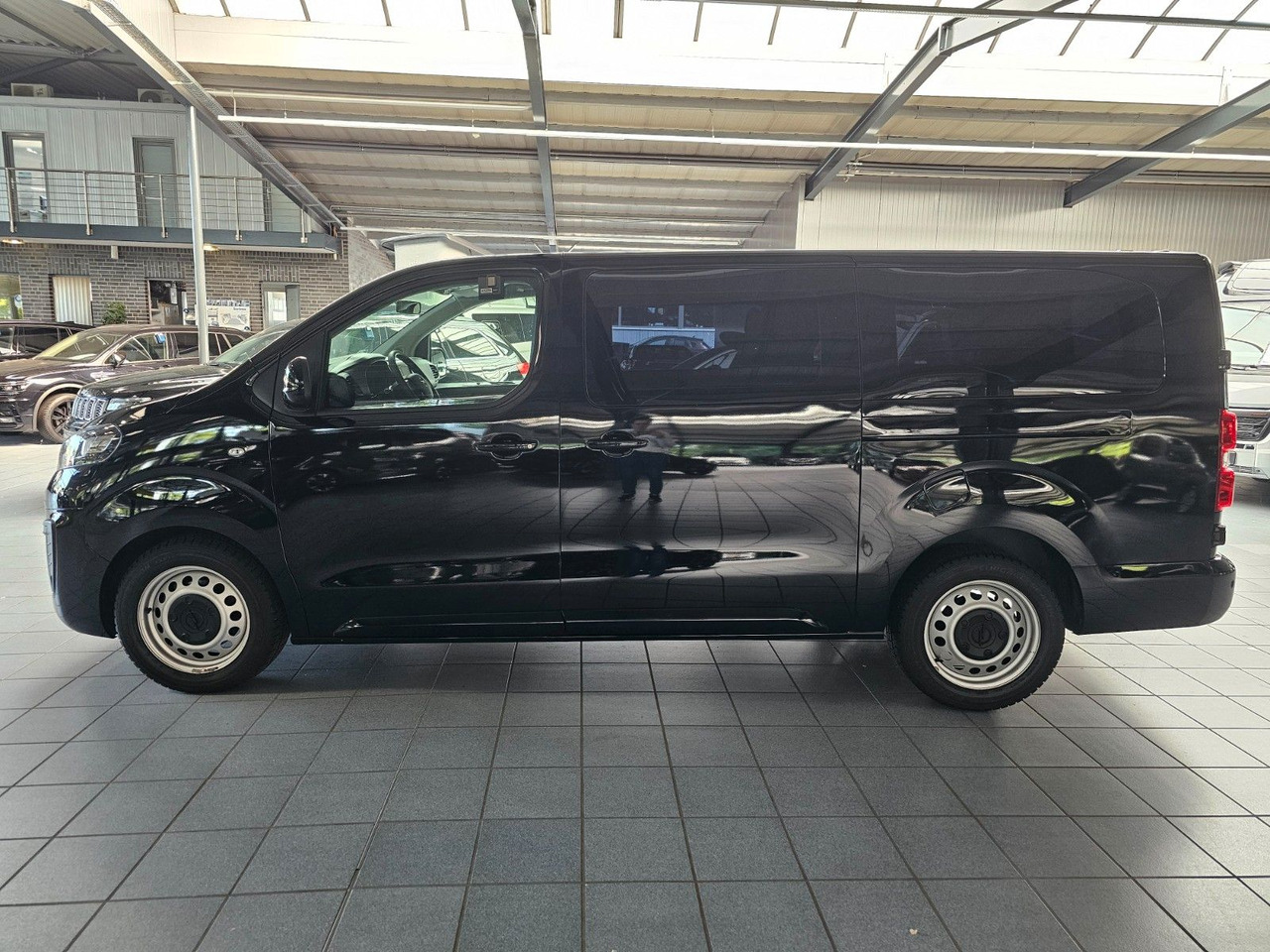 Opel Vivaro Kasten FlexSpace L DoKa Navi CarPlay DAB - Pieni pakettiauto, Jatko-ohjaamo kevyt kuorma-auto: kuva Opel Vivaro Kasten FlexSpace L DoKa Navi CarPlay DAB - Pieni pakettiauto, Jatko-ohjaamo kevyt kuorma-auto Opel Vivaro Kasten FlexSpace L DoKa Navi CarPlay DAB - Pieni pakettiauto, Jatko-ohjaamo kevyt kuorma-auto: kuva Opel Vivaro Kasten FlexSpace L DoKa Navi CarPlay DAB - Pieni pakettiauto, Jatko-ohjaamo kevyt kuorma-auto