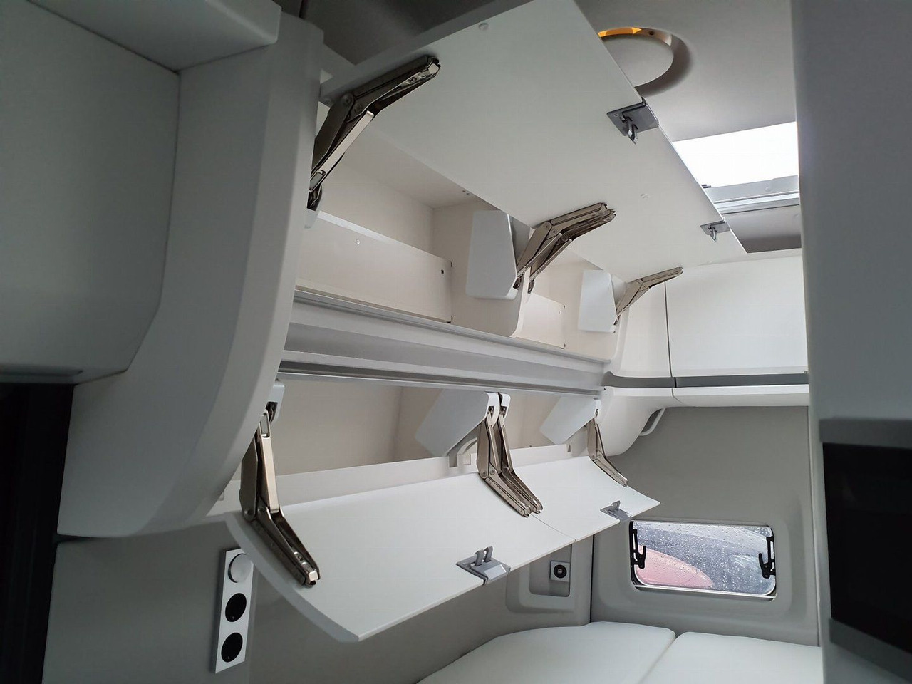 Retkeilyauto Volkswagen Crafter Grand California 600 Solar Kamer AHK ACC: kuva Retkeilyauto Volkswagen Crafter Grand California 600 Solar Kamer AHK ACC