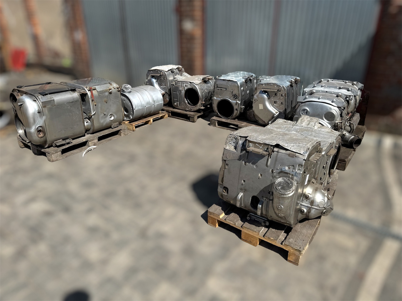 Catalyst exhaust SCR DPF DOC DAF MAN VOLVO SCANIA RENAULT XF 106 XG XG+ TGX TGS FH13 - Katalysaattori: kuva Catalyst exhaust SCR DPF DOC DAF MAN VOLVO SCANIA RENAULT XF 106 XG XG+ TGX TGS FH13 - Katalysaattori Catalyst exhaust SCR DPF DOC DAF MAN VOLVO SCANIA RENAULT XF 106 XG XG+ TGX TGS FH13 - Katalysaattori: kuva Catalyst exhaust SCR DPF DOC DAF MAN VOLVO SCANIA RENAULT XF 106 XG XG+ TGX TGS FH13 - Katalysaattori