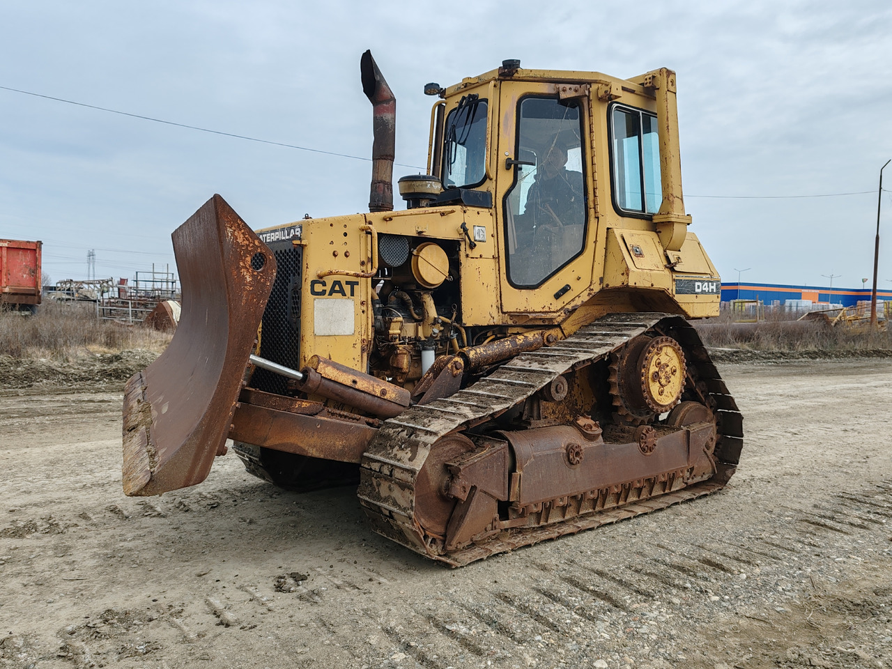 Caterpillar D4H - Puskutraktori: kuva Caterpillar D4H - Puskutraktori Caterpillar D4H - Puskutraktori: kuva Caterpillar D4H - Puskutraktori
