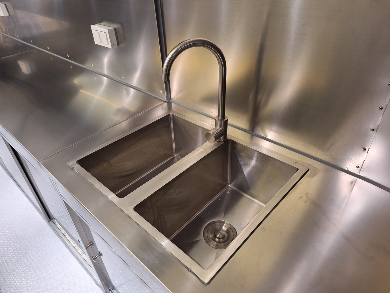 Leasing Deli Star Trailer American 6000 - EU Standards Deli Star Trailer American 6000 - EU Standards: kuva Leasing Deli Star Trailer American 6000 - EU Standards Deli Star Trailer American 6000 - EU Standards