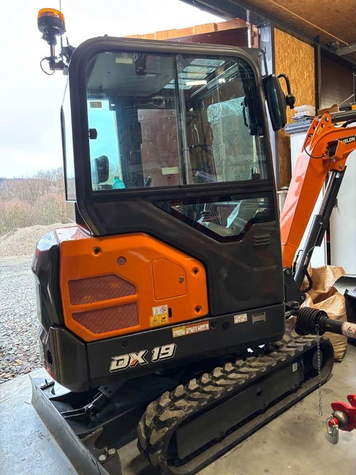 Develon DX 19 Z-7 - Minikuormaaja: kuva Develon DX 19 Z-7 - Minikuormaaja Develon DX 19 Z-7 - Minikuormaaja: kuva Develon DX 19 Z-7 - Minikuormaaja