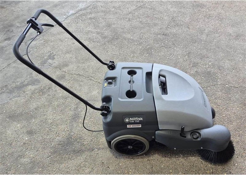 Nilfisk SW 750 - Lakaisuauto: kuva Nilfisk SW 750 - Lakaisuauto Nilfisk SW 750 - Lakaisuauto: kuva Nilfisk SW 750 - Lakaisuauto
