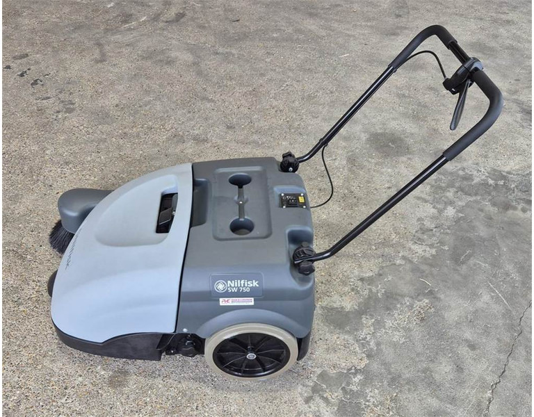 Nilfisk SW 750 - Lakaisuauto: kuva Nilfisk SW 750 - Lakaisuauto Nilfisk SW 750 - Lakaisuauto: kuva Nilfisk SW 750 - Lakaisuauto