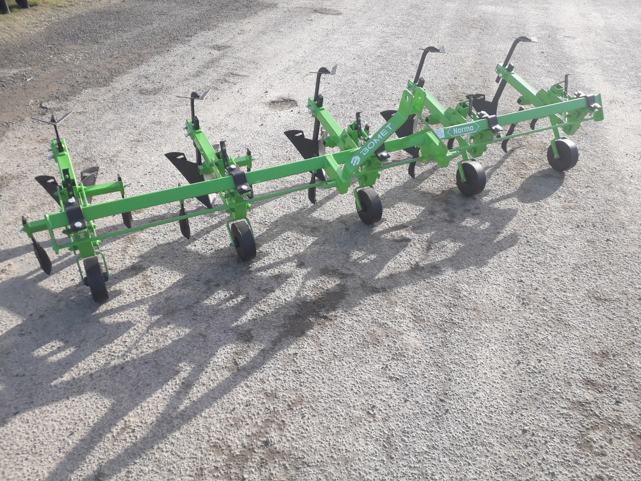 BOMET Bineuse Butteuse 4 rangs NORMA - Äes: kuva BOMET Bineuse Butteuse 4 rangs NORMA - Äes BOMET Bineuse Butteuse 4 rangs NORMA - Äes: kuva BOMET Bineuse Butteuse 4 rangs NORMA - Äes