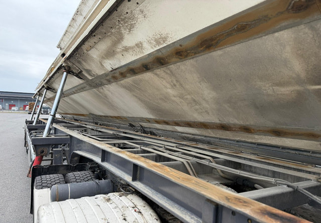 Kippiauto puoliperävaunu Toplift17m 112m3 Sivukippi: kuva Kippiauto puoliperävaunu Toplift17m 112m3 Sivukippi