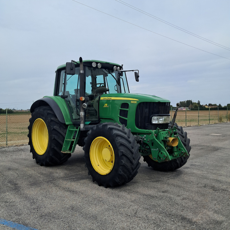 Traktori JOHN DEERE 6830 Premium: kuva Traktori JOHN DEERE 6830 Premium