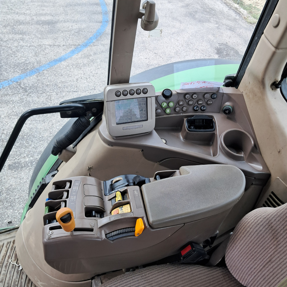 Traktori JOHN DEERE 6830 Premium: kuva Traktori JOHN DEERE 6830 Premium