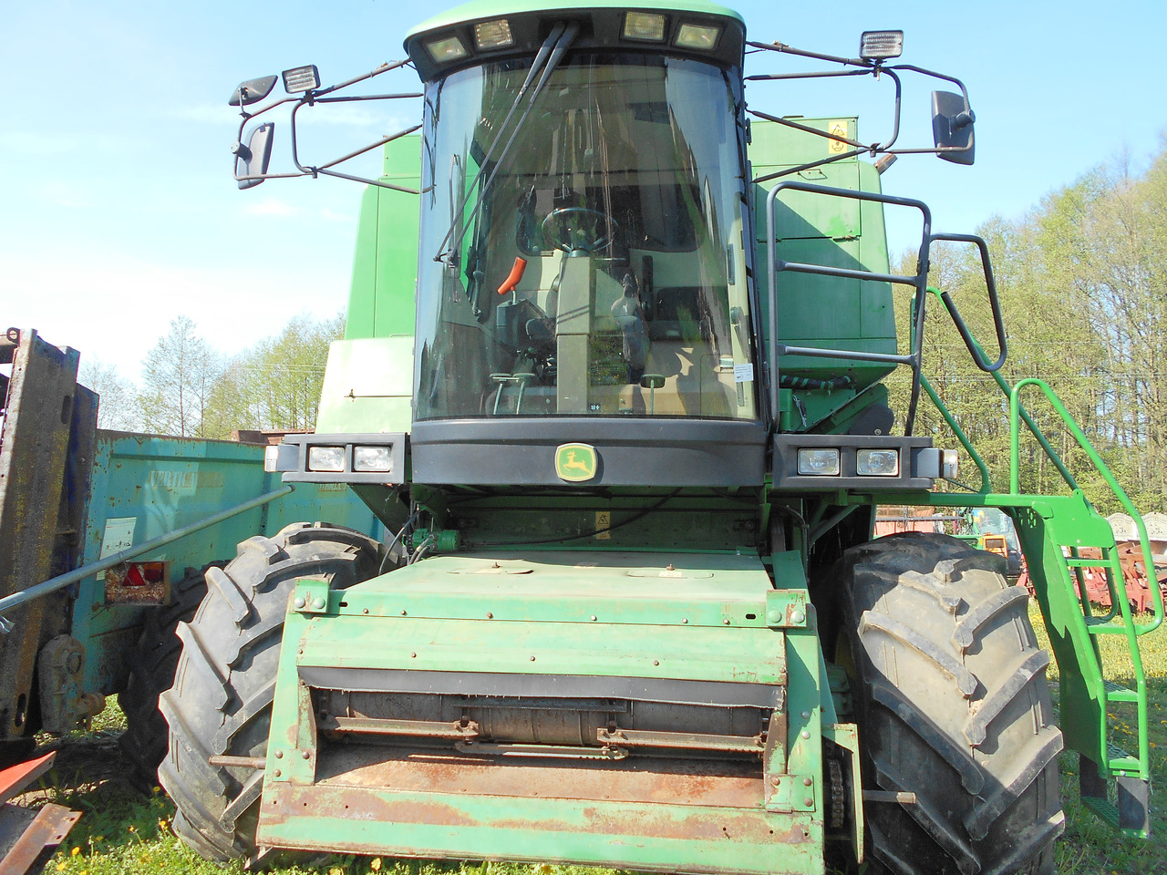 John Deere 1550 - Leikkuupuimuri: kuva John Deere 1550 - Leikkuupuimuri John Deere 1550 - Leikkuupuimuri: kuva John Deere 1550 - Leikkuupuimuri