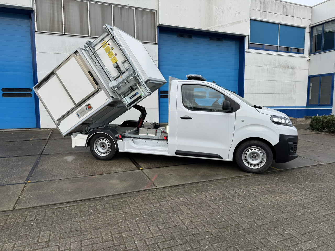 Citroen E-Jumpy veegvuil zijbelader seitenlader mullfahrzeug - Kippilava-auto, Sähköpakettiauto: kuva Citroen E-Jumpy veegvuil zijbelader seitenlader mullfahrzeug - Kippilava-auto, Sähköpakettiauto Citroen E-Jumpy veegvuil zijbelader seitenlader mullfahrzeug - Kippilava-auto, Sähköpakettiauto: kuva Citroen E-Jumpy veegvuil zijbelader seitenlader mullfahrzeug - Kippilava-auto, Sähköpakettiauto