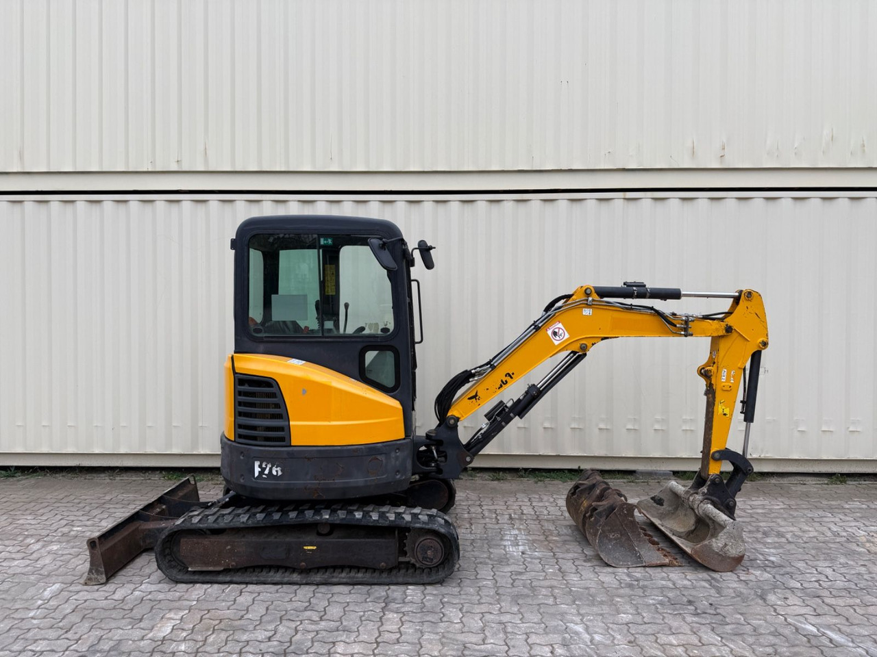 Bobcat E26 / 2016 BJ / 3 x Löffel - Minikuormaaja: kuva  Bobcat E26 / 2016 BJ / 3 x Löffel - Minikuormaaja Bobcat E26 / 2016 BJ / 3 x Löffel - Minikuormaaja: kuva  Bobcat E26 / 2016 BJ / 3 x Löffel - Minikuormaaja