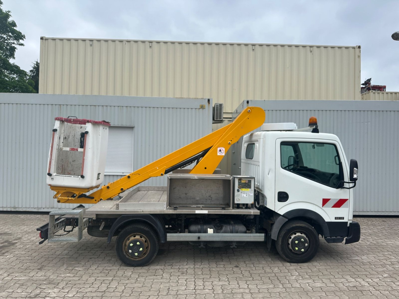 Nissan Cabstar mit Topy11 Arbeitsbühne / 11 Meter - Itsekulkevat henkilönostimet: kuva Nissan Cabstar mit Topy11 Arbeitsbühne / 11 Meter - Itsekulkevat henkilönostimet Nissan Cabstar mit Topy11 Arbeitsbühne / 11 Meter - Itsekulkevat henkilönostimet: kuva Nissan Cabstar mit Topy11 Arbeitsbühne / 11 Meter - Itsekulkevat henkilönostimet