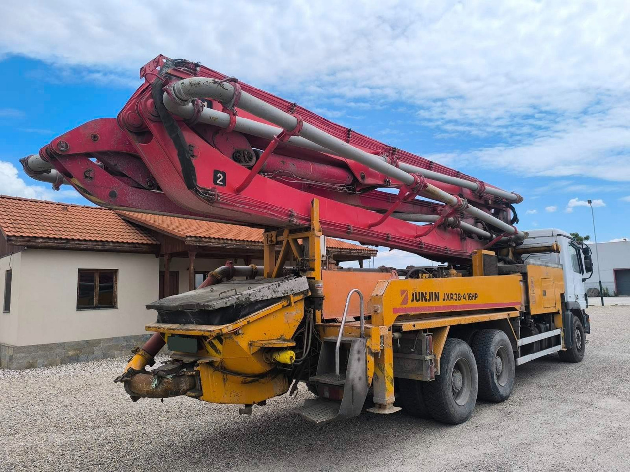 Betonipumppuauto Mercedes-Benz ACTROS 3341 JUNJIN JXR 38-4: kuva Betonipumppuauto Mercedes-Benz ACTROS 3341 JUNJIN JXR 38-4