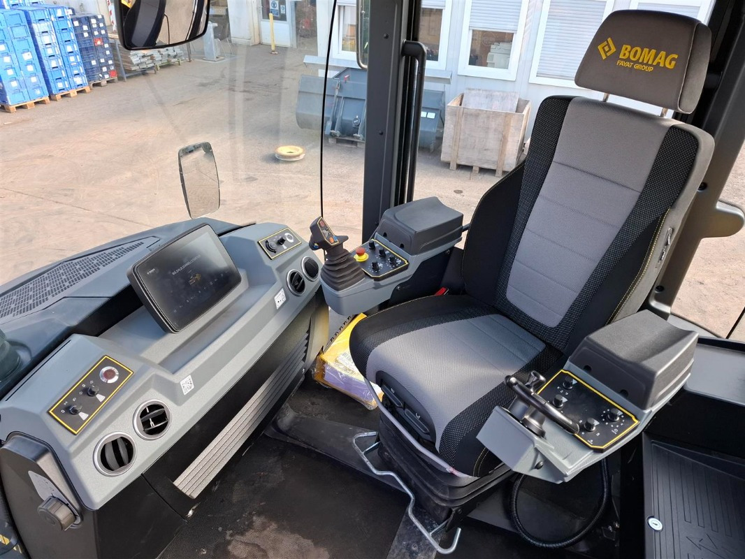 BOMAG DE BW 174 AP-5 AM Hybrid Stage V/Tier 4f - Tiejyrä: kuva BOMAG DE BW 174 AP-5 AM Hybrid Stage V/Tier 4f - Tiejyrä BOMAG DE BW 174 AP-5 AM Hybrid Stage V/Tier 4f - Tiejyrä: kuva BOMAG DE BW 174 AP-5 AM Hybrid Stage V/Tier 4f - Tiejyrä
