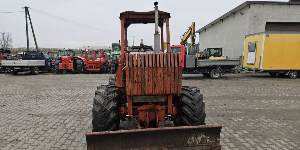 Koparka łańcuchowa Ditch Witch 7610 - Pyöräalustainen kaivinkone: kuva Koparka łańcuchowa Ditch Witch 7610 - Pyöräalustainen kaivinkone Koparka łańcuchowa Ditch Witch 7610 - Pyöräalustainen kaivinkone: kuva Koparka łańcuchowa Ditch Witch 7610 - Pyöräalustainen kaivinkone