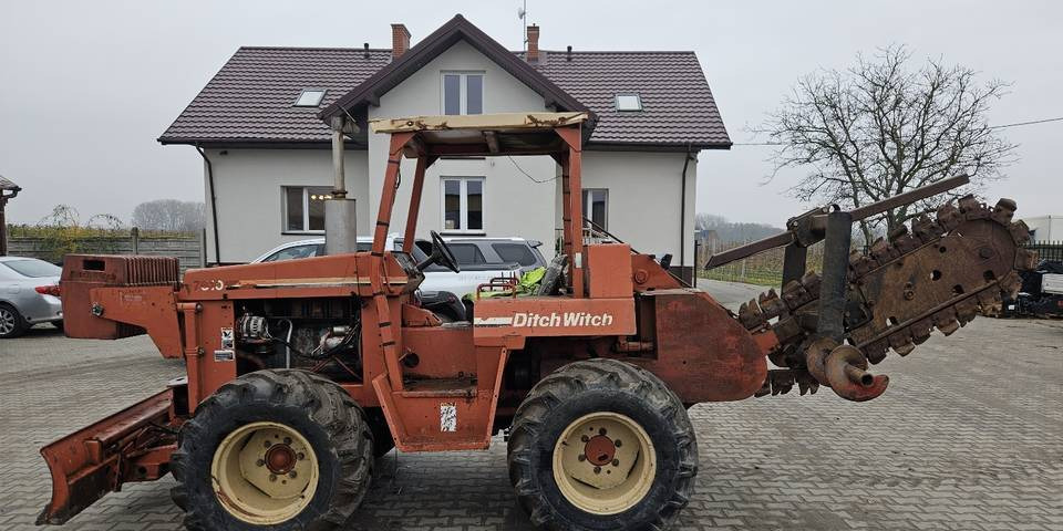 Koparka łańcuchowa Ditch Witch 7610 - Pyöräalustainen kaivinkone: kuva Koparka łańcuchowa Ditch Witch 7610 - Pyöräalustainen kaivinkone Koparka łańcuchowa Ditch Witch 7610 - Pyöräalustainen kaivinkone: kuva Koparka łańcuchowa Ditch Witch 7610 - Pyöräalustainen kaivinkone