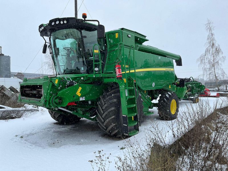 John Deere T660 - Leikkuupuimuri: kuva John Deere T660 - Leikkuupuimuri John Deere T660 - Leikkuupuimuri: kuva John Deere T660 - Leikkuupuimuri
