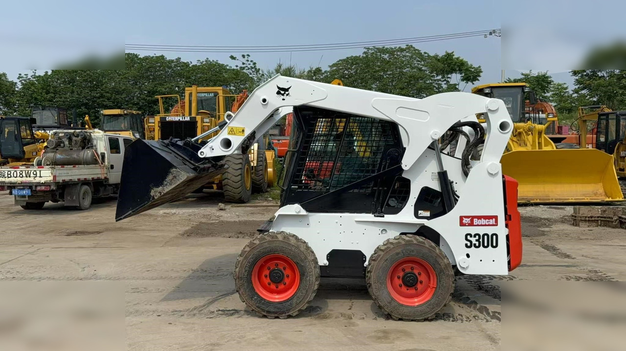 BOBCAT S300 - Liukuohjattu kuormaaja: kuva BOBCAT S300 - Liukuohjattu kuormaaja BOBCAT S300 - Liukuohjattu kuormaaja: kuva BOBCAT S300 - Liukuohjattu kuormaaja