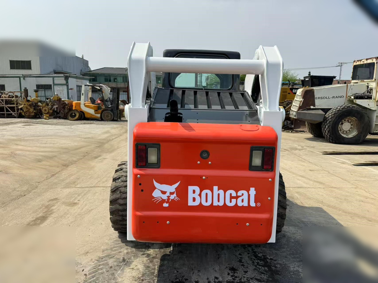 BOBCAT S300 - Liukuohjattu kuormaaja: kuva BOBCAT S300 - Liukuohjattu kuormaaja BOBCAT S300 - Liukuohjattu kuormaaja: kuva BOBCAT S300 - Liukuohjattu kuormaaja