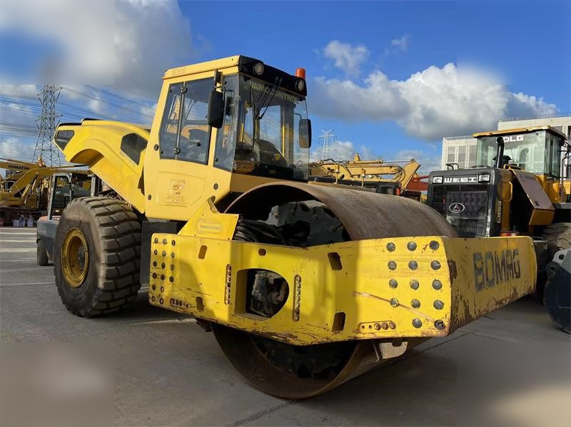 BOMAG BW226DH-4 - Tiivistyskone: kuva BOMAG BW226DH-4 - Tiivistyskone BOMAG BW226DH-4 - Tiivistyskone: kuva BOMAG BW226DH-4 - Tiivistyskone
