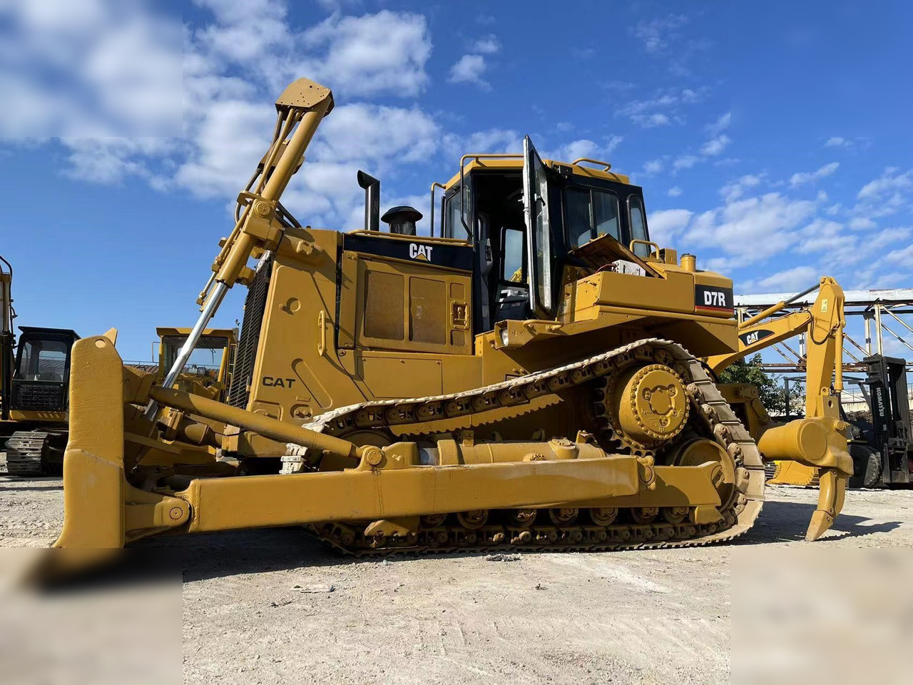 CATERPILLAR D7R II - Puskutraktori: kuva CATERPILLAR D7R II - Puskutraktori CATERPILLAR D7R II - Puskutraktori: kuva CATERPILLAR D7R II - Puskutraktori