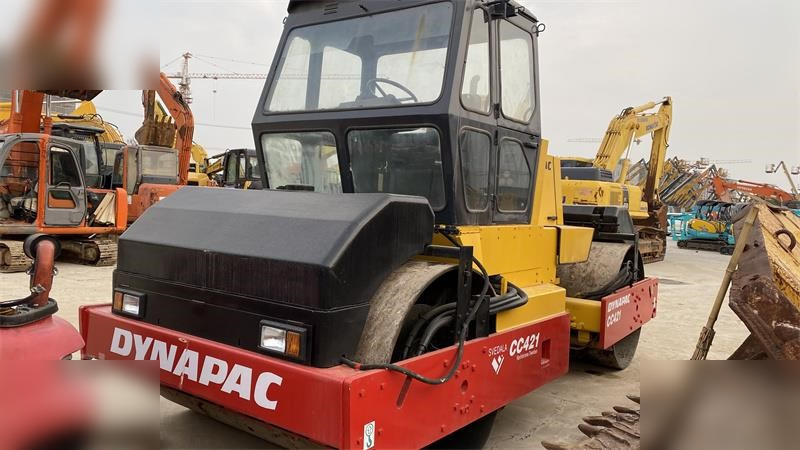 DYNAPAC CC421 - Tiejyrä: kuva DYNAPAC CC421 - Tiejyrä DYNAPAC CC421 - Tiejyrä: kuva DYNAPAC CC421 - Tiejyrä